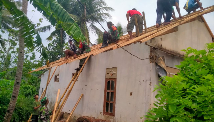 Sinergi Babinsa Dan Warga, Gotong Royong Perbaiki Atap Rumah Bapak Sukardi