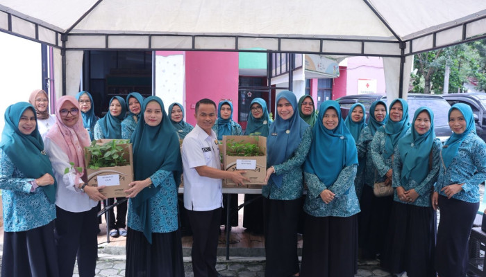 Sukseskan Lomba Aku Hatinya PKK, DKP Pekanbaru Bagikan Ratusan Bibit Cabai dan Terong