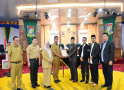 Hadiri Rapat Paripurna DPRD, Bupati Ahmad Yuzar Sampaikan LKPJ Tahun 2025