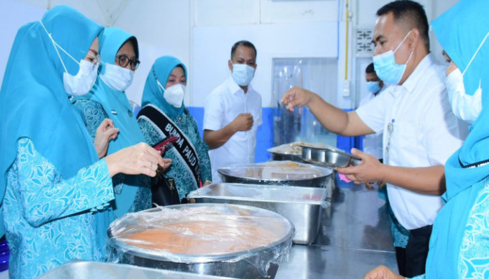 Pastikan Kualitas Makanan dan Kebersihan Dapur MBG, Ketua TP PKK Kampar Tinjau SPPG Kampar Utara