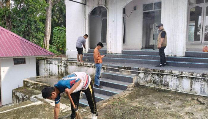 Inspektorat Kampar Laksanakan Gerakan ASRI, Bersihkan Mushalla di Komplek Perkantoran Eks Kantor Bupati Kampar Bukit Cadika