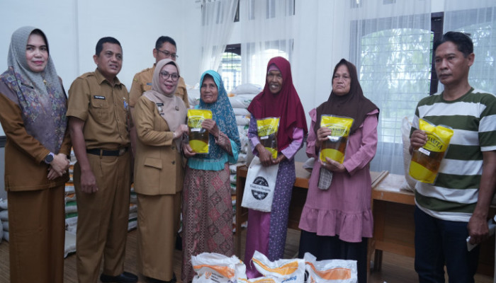 Jaga Stabilitas Pangan dan Kesejahteraan Masyarakat, Wabup Misharti Serahkan Bantuan Sembako Dari Bapanas di Desa Sawah