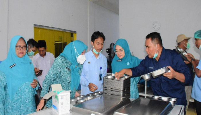 Pastikan Kebersihan dan Gizi Makanan Terjaga, Ketua TP PKK Kampar Tinjau SPPG Kasikan Tapung Hulu