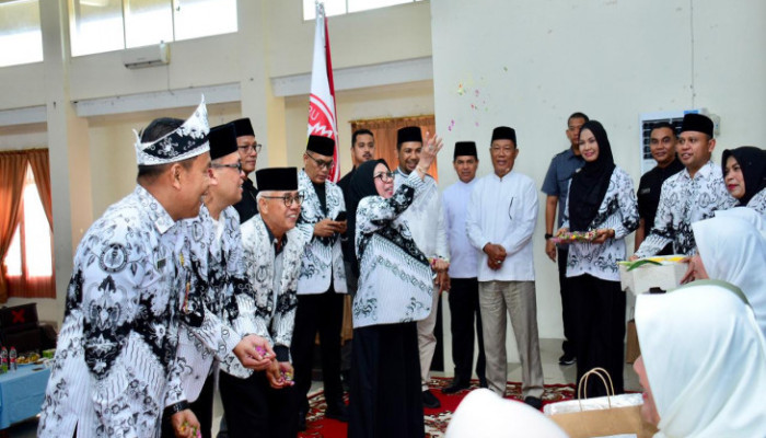 Laksanakan Prosesi Tepuk Tepung Tawar, PGRI Kampar Lepas 48 Anggota Tunaikan Ibadah Haji 1447 H