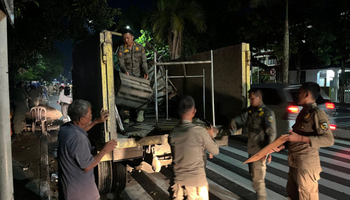 Gelar Penertiban, Satpol PP Pekanbaru Amankan Lapak dan Gerobak PKL di UNRI Gobah