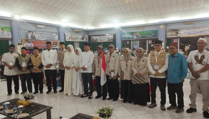 Lepas Keberangkatan 223 Jemaah Calon Haji Pelalawan di Batam, Wabup Pelalawan Dorong Jemaah Jaga Kesehatan dan Stamina