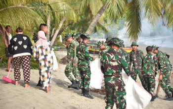 Peduli Lingkungan, Satgas Pamtas RI–Malaysia Yonarmed 19/Bogani Bersama Warga Bersihkan Pantai Babo