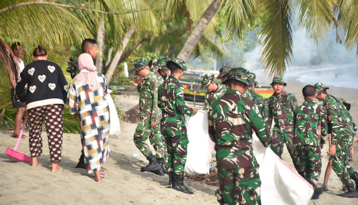 Peduli Lingkungan, Satgas Pamtas RI–Malaysia Yonarmed 19/Bogani Bersama Warga Bersihkan Pantai Babo