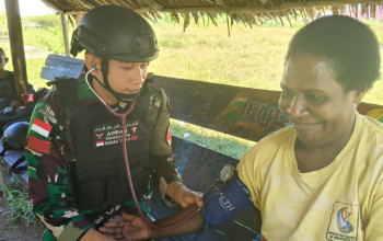 Satgas Pamtas Kewilayahan Yonif 410/ALG Pos Teluk Etna Laksanakan Yankesling dan Berikan Edukasi Kesehatan Kepada Masyarakat Kampung Ururu