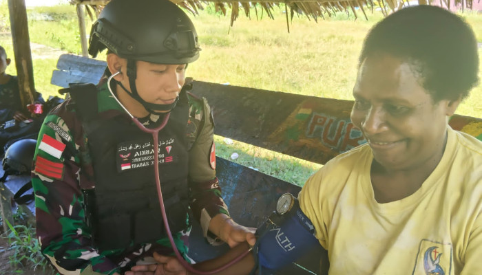 Satgas Pamtas Kewilayahan Yonif 410/ALG Pos Teluk Etna Laksanakan Yankesling dan Berikan Edukasi Kesehatan Kepada Masyarakat Kampung Ururu