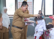 Ringankan Ekonomi Keluarga Tidak Mampu, Pemkab Siak Serahkan Bantuan Seragam Sekolah Gratis