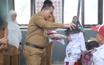 Ringankan Ekonomi Keluarga Tidak Mampu, Pemkab Siak Serahkan Bantuan Seragam Sekolah Gratis