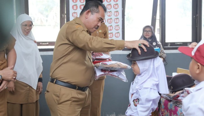 Ringankan Ekonomi Keluarga Tidak Mampu, Pemkab Siak Serahkan Bantuan Seragam Sekolah Gratis