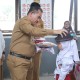 Ringankan Ekonomi Keluarga Tidak Mampu, Pemkab Siak Serahkan Bantuan Seragam Sekolah Gratis
