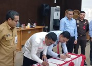 Perkuat Pendampingan Hukum Penyelenggaraan Pemerintahan, Pemkab Pelalawan dan Kejari Tandatangani MoU