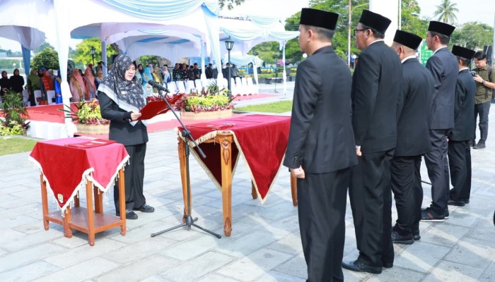 Pertama Kali Terapkan Manajemen Talenta, Pemkab Siak Lantik Empat Putra Daerah Jadi Kadis di Depan Istana Siak
