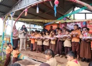 Bupati Afni Susuri Medan Sulit Pesisir Siak Bawa Seragam Gratis dan Pesan tentang Masa Depan