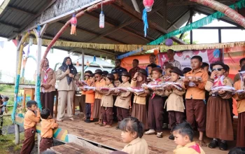 Bupati Afni Susuri Medan Sulit Pesisir Siak Bawa Seragam Gratis dan Pesan tentang Masa Depan