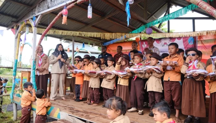 Bupati Afni Susuri Medan Sulit Pesisir Siak Bawa Seragam Gratis dan Pesan tentang Masa Depan