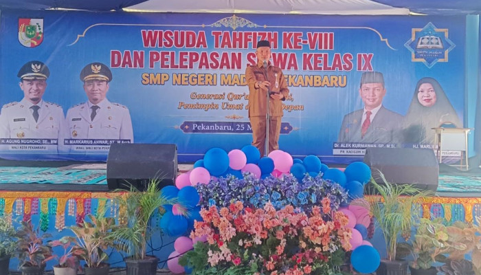 Hadiri Acara Wisuda Tahfizh SMP Negeri Madani, Plt Kadisdik Berharap Lahir Penghafal Alquran Berakhlak Mulia