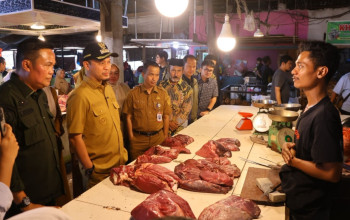 Lakukan Tinjauan Langsung ke Pasar Dupa, Wako Pekanbaru Pastikan Stok dan Harga Sembako Stabil Jelang Iduladha