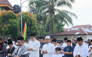 Laksanakan Salat Idul Adha di Lapangan Perumahan Sidomulyo, Wako Pekanbaru Ajak Warga Tingkatkan Kebersamaan dan Saling Menjaga