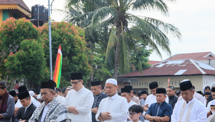 Laksanakan Salat Idul Adha di Lapangan Perumahan Sidomulyo, Wako Pekanbaru Ajak Warga Tingkatkan Kebersamaan dan Saling Menjaga
