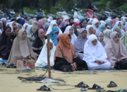 Bupati Afni Laksanakan Salat Idul Adha di Kampung Mandiangin Bersama Ribuan Masyarakat