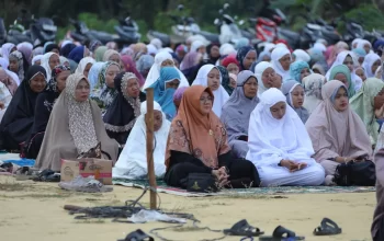 Bupati Afni Laksanakan Salat Idul Adha di Kampung Mandiangin Bersama Ribuan Masyarakat
