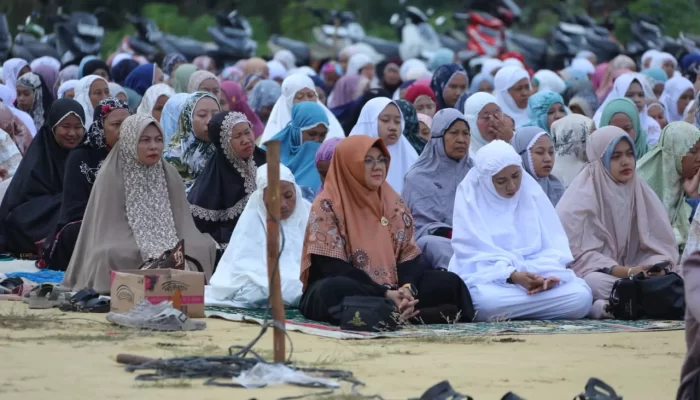 Bupati Afni Laksanakan Salat Idul Adha di Kampung Mandiangin Bersama Ribuan Masyarakat
