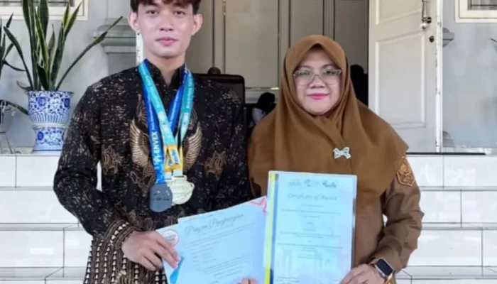Mahasiwa Asal Siak, Julis Andreas Berhasil Ciptakan Lampu Energi Alternatif dari Air Gambut