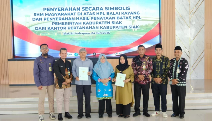 Bupati Siak Serahkan 45 SHM, Akhir Penantian Puluhan Tahun Warga Balai Kayang