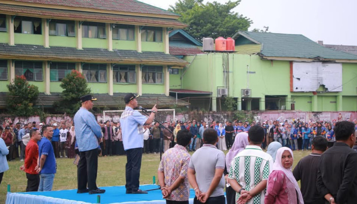 Apresiasi Petugas Kebersihan dan Sempena HUT ke-242 Pekanbaru, Wako Agung Serahkan Paket Sembako
