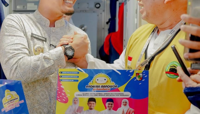 Kloter Pertama Jemaah Haji Pekanbaru Tiba di SSK II, Wako Berikan Oleh-oleh Kue Talam Durian