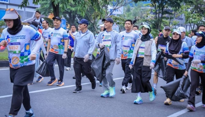 Walikota Lomba Pungut Sampah dengan 1.200 Pelari di Pekanbaru Lestari Run