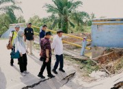 Tinjau Jembatan Amblas di Jalan Nelayan, Wako Pekanbaru: Jembatan Darurat Segera Dibangun