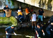 Bersama BEM UNRI, DLHK Pekanbaru Laksanakan Goro Bersihkan Sungai Sail dari Sampah