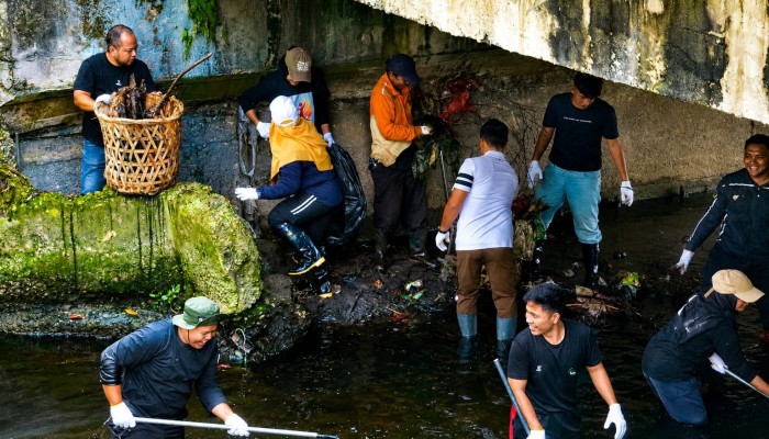 Bersama BEM UNRI, DLHK Pekanbaru Laksanakan Goro Bersihkan Sungai Sail dari Sampah