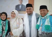 Wakil Bupati Siak dan PPIH Sambut Hangat 252 Jemaah Haji Kloter BTH-12 di Batam
