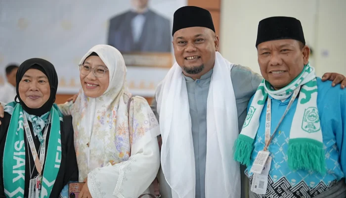 Wakil Bupati Siak dan PPIH Sambut Hangat 252 Jemaah Haji Kloter BTH-12 di Batam