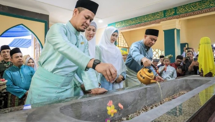 Jelang HUT ke-242 Pekanbaru, Wako dan Wawako Ziarah ke Makam Marhum Pekan di Komplek Masjid Raya Pekanbaru Senapelan