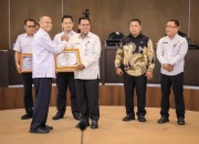 Terima Penghargaan dari KI Riau Award 2025, Pemko Pekanbaru Raih Predikat Informatif