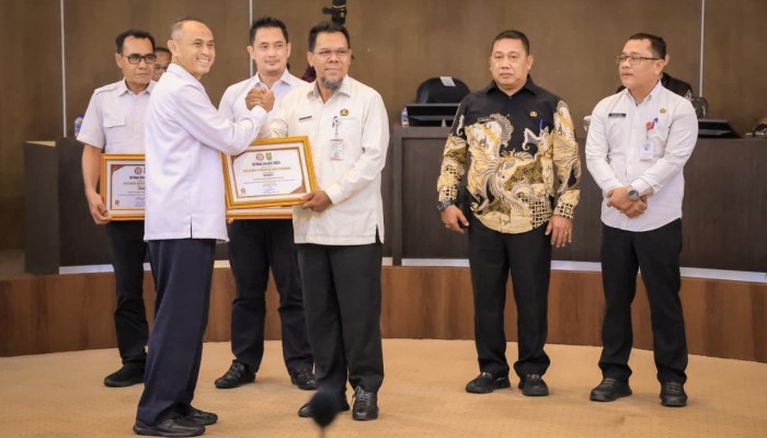 Terima Penghargaan dari KI Riau Award 2025, Pemko Pekanbaru Raih Predikat Informatif