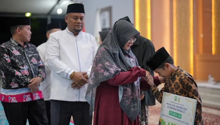 Lepas Kafilah Siak untuk MTQ XLIV Riau, Bupati Afni Janjikan Bonus Naik 10 Persen dan Hadiah Umroh