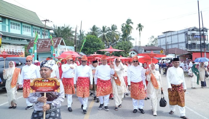 Bupati Pelalawan Ikuti Pawai Ta’aruf MTQ ke-44 Tingkat Provinsi Riau di Kuansing