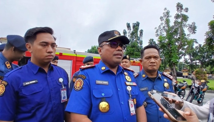 DPKP Pekanbaru Terjunkan Lima Mobil Pemadam ke Gedung Dinas Ketahanan Pangan Riau