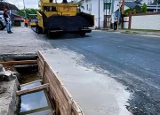 Jalan Diaspal Ulang, Pemko Pekanbaru Juga Benahi Drainase Jalan Sekolah