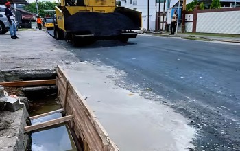 Jalan Diaspal Ulang, Pemko Pekanbaru Juga Benahi Drainase Jalan Sekolah