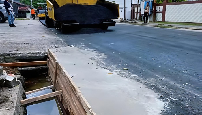Jalan Diaspal Ulang, Pemko Pekanbaru Juga Benahi Drainase Jalan Sekolah