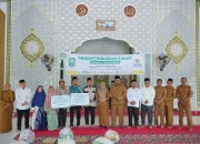 Wabup Syamsurizal Serahkan Zakat Konsumtif Tahap II, Perkuat Pemenuhan Kebutuhan Dasar 173 Mustahik